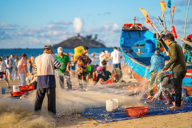 Vung Tau VIETNAM 14 MAGGIO 2023 Pescatore che getta la rete all'alba o al tramonto I pescatori tradizionali preparano la rete da pesca