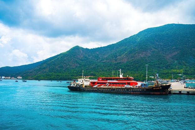 Vung Tau VIETNAM APR 30 2023 Express boat ha fornito i servizi di trasporto nell'isola di Con Dao Vietnam Con dao Island e cielo blu sullo sfondo