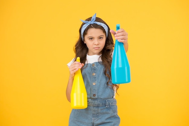 Vuoi che la tua casa sia pulita e ordinata Il bambino piccolo mantiene la casa pulita La bambina usa le bombolette spray per le pulizie Servizi domestici La casa è in buone condizioni