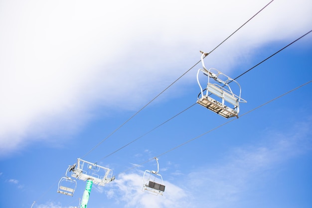 Vuota funivia in montagna stazione sciistica Impianti di risalita in montagna