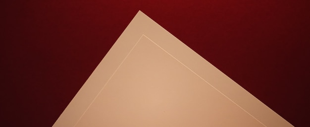 Vuota una carta beige su sfondo rosso scuro come cancelleria per ufficio flatlay branding di lusso flat lay e...