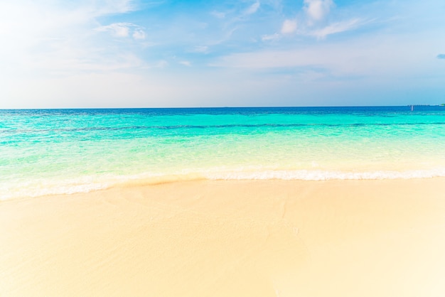 vuoto bella spiaggia tropicale mare e cielo blu