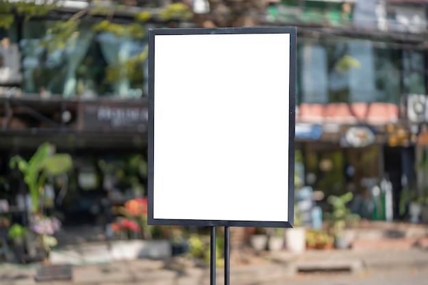 Vuoto bianco pubblicità esterna stand board mock up modello panetteria cafe ristorante sfondo