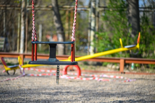 Vuoto parco giochi per bambini nella zona residenziale di Chisinau, Moldavia durante lo stato di emergenza a causa della minaccia del virus covid-19