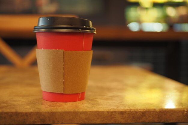 Vuoto portare via la tazza di caffè kraft sul tavolo