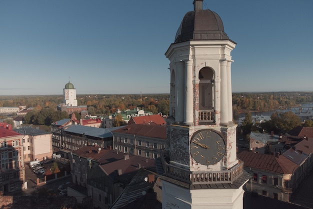 Vyborg Russia 4 ottobre 2022 Un'antica torre dell'orologio nel centro storico di Vyborg Oggetto del patrimonio culturale