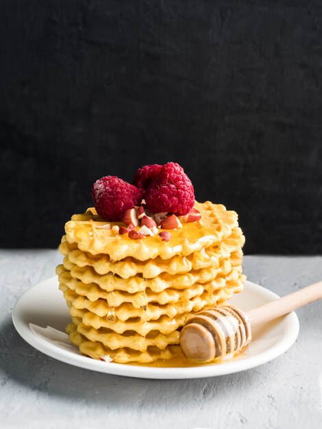 Wafer, biscotti modellati pieni di miele