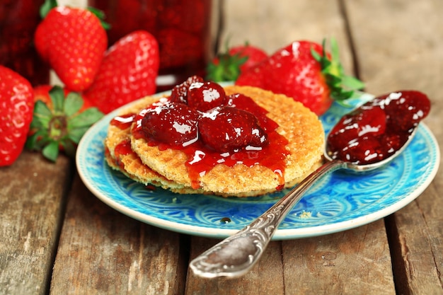 Wafer con marmellata di fragole e frutti di bosco sulla piastra sul tavolo da vicino