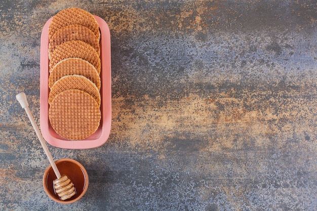 Wafer fatti in casa con miele biologico su rustico