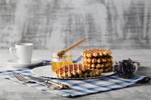 Wafer fatti in casa sul piatto per la colazione