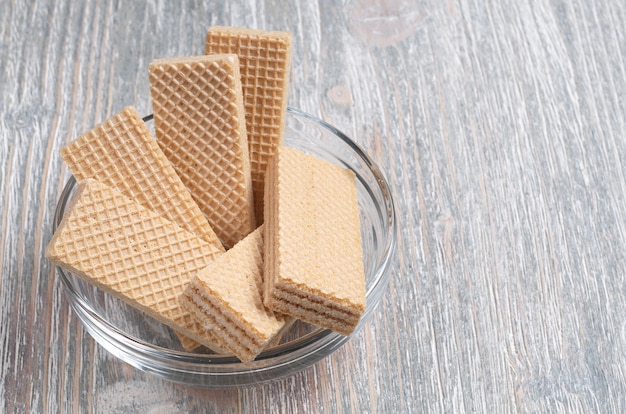 Wafer in ciotola di vetro sulla tavola di legno