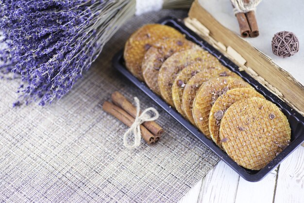 Wafer viennesi con caramello su fondo bianco in legno