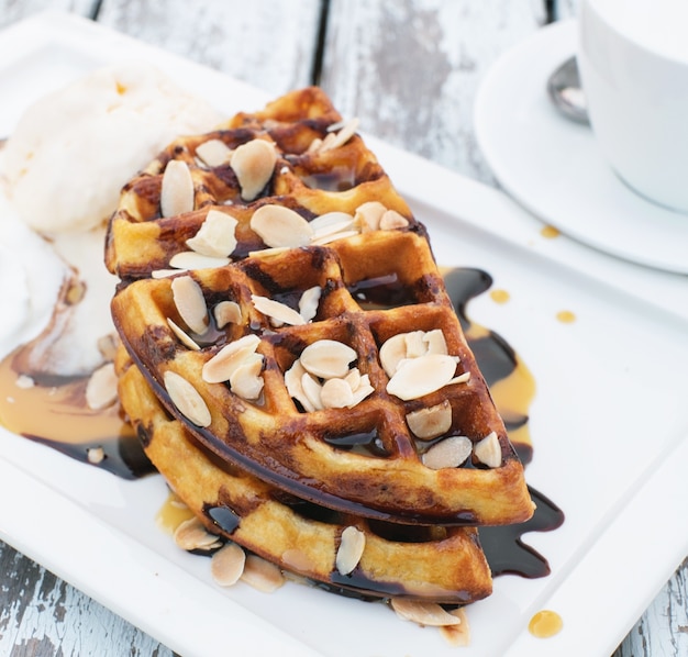 waffle al cioccolato in cima con mandorle