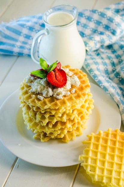 Waffle al latte e variegati con ricotta e fragole