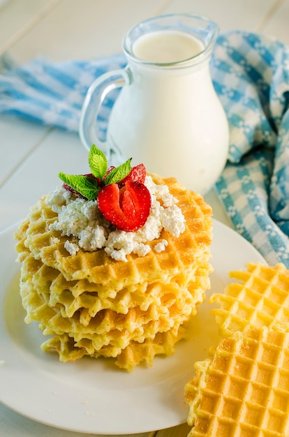 Waffle al latte e variegati con ricotta e fragole