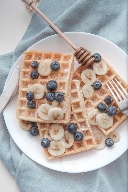 Waffle al mirtillo con miele e miele