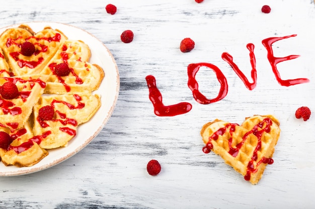 Waffle belga a forma di cuore. Parola amore fatto da marmellata.