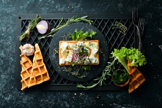 Waffle belga con formaggio brie formaggio feta e formaggio blu vista superiore Spazio libero per il tuo testo