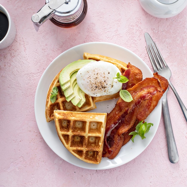 Waffle belga croccanti con avocado e pancetta a colazione