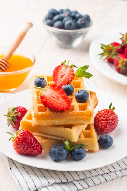 Waffle belgi con frutta e miele