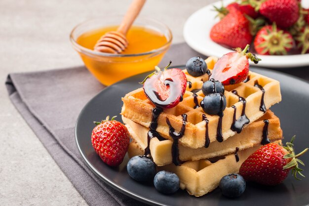 Waffle belgi con frutta e miele