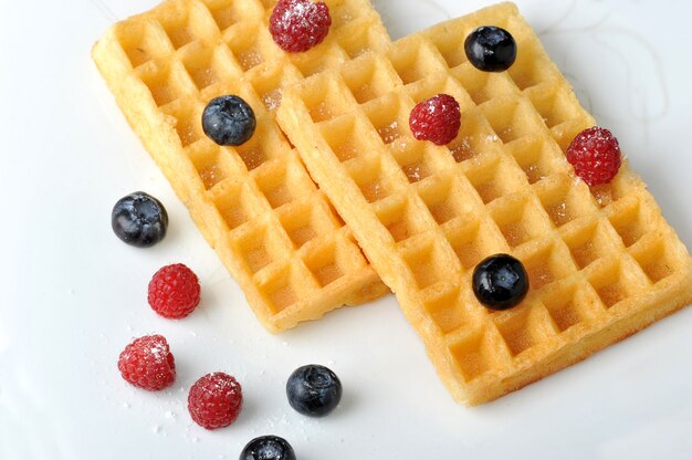 Waffle belgi con frutti di bosco