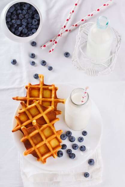 Waffle belgi con latte e frutti di bosco freschi