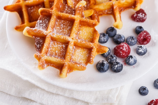 Waffle belgi con latte e frutti di bosco freschi