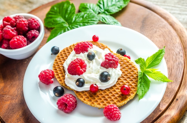 Waffle belgi con panna montata e frutti di bosco freschi