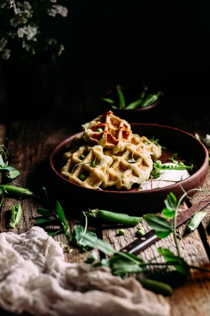 Waffle belgi con salsa e piselli