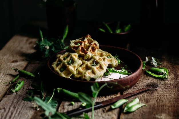 Waffle belgi con salsa e piselli