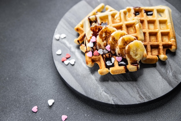 Waffle belgi o colazione con waffle americani o banana da dessert dolce, snack al cioccolato