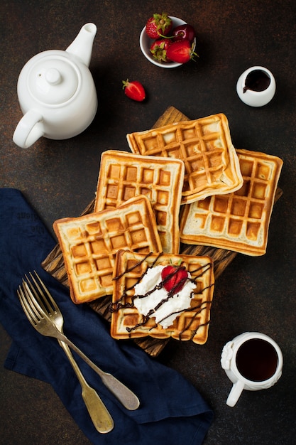 Waffle belgi quadrati fatti in casa con ricotta e fragole