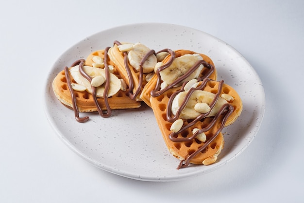 Waffle con arachidi banana e cioccolato da spalmare