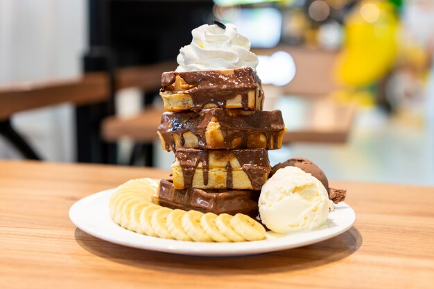 waffle con cioccolato e gelato