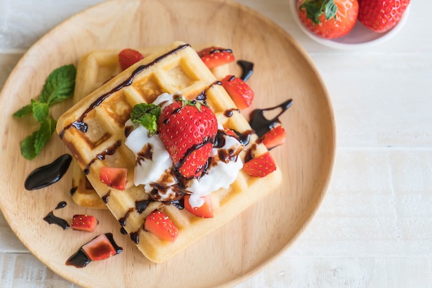 waffle con fragole su legno