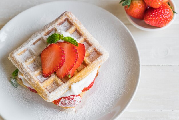 waffle con fragole su legno