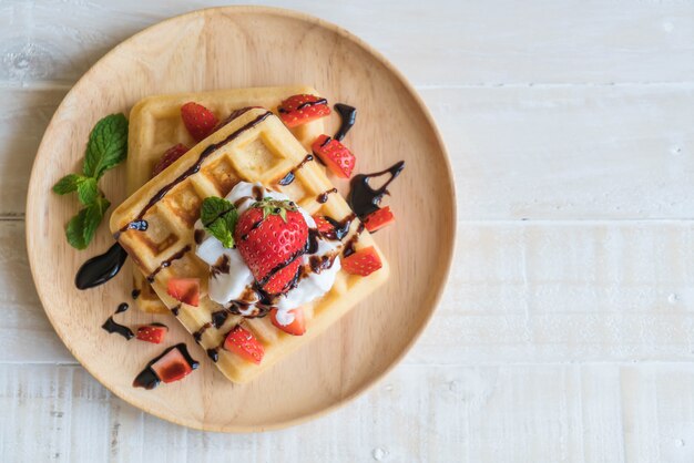 waffle con fragole su legno