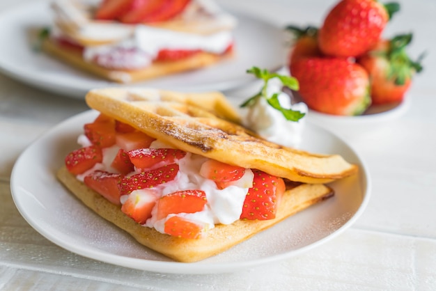 waffle con fragole su legno