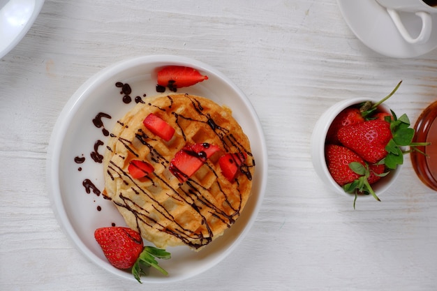 waffle con fragole su sfondo bianco