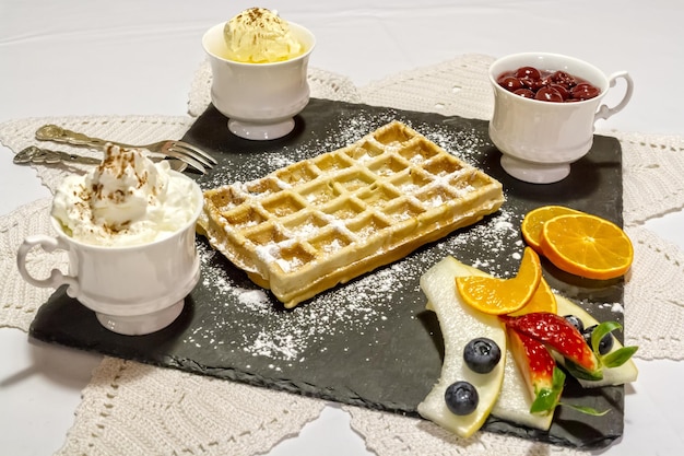 Waffle con frutta sul piatto