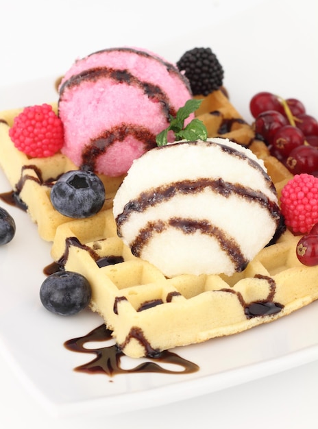 Waffle con gelato alla vaniglia e fragola