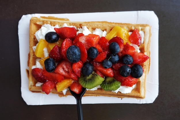 Waffle con panna montata e frutta