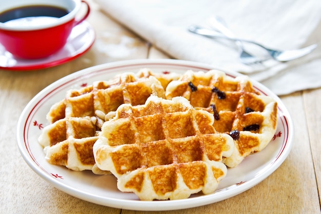 Waffle con varie guarnizioni di salsa al caramello e caffè