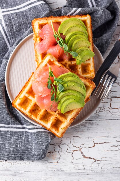 Waffle di formaggio cheto con avocado