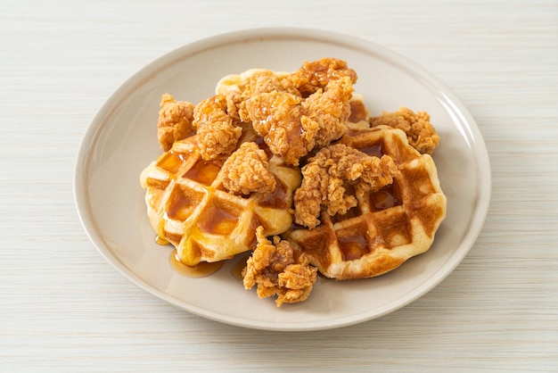 waffle di pollo fritti fatti in casa con miele o sciroppo d'acero