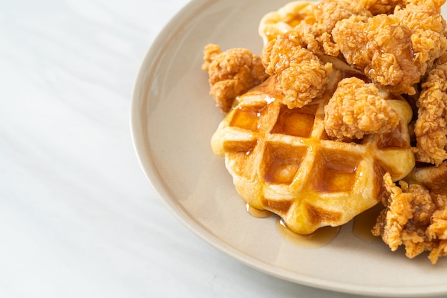 waffle di pollo fritti fatti in casa con miele o sciroppo d'acero