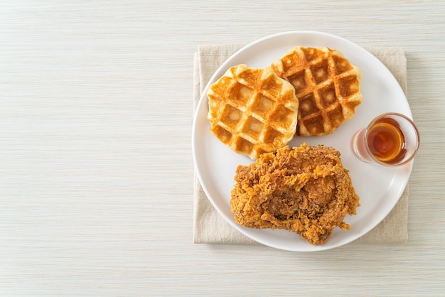 waffle di pollo fritti fatti in casa con miele o sciroppo d'acero