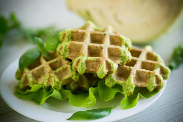 Waffle di verdure cotte con erbe in un piatto