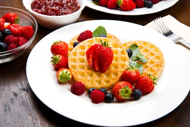 Waffle fatti in casa con frutta